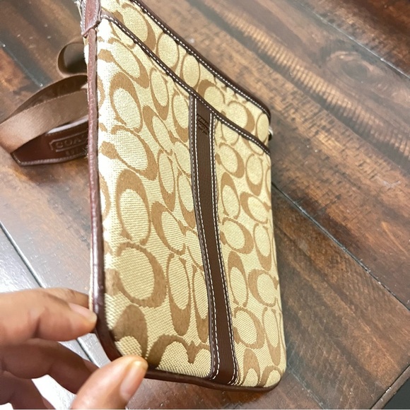 Vintage Coach crossbody bag signature brown and tan - Picture 5 of 10